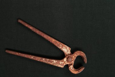 Bir çift paslı meme ucu.