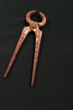 Bir çift paslı meme ucu.