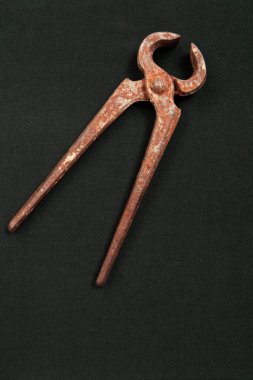 Bir çift paslı meme ucu.