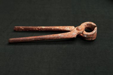 Bir çift paslı meme ucu.