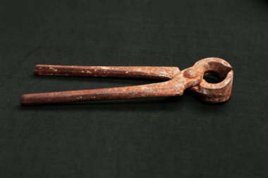 Bir çift paslı meme ucu.