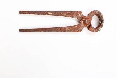 Bir çift paslı meme ucu.