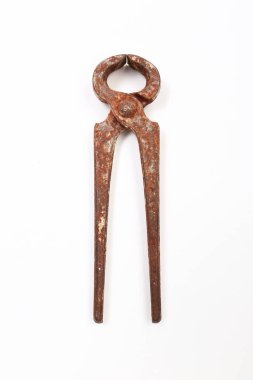 Bir çift paslı meme ucu.