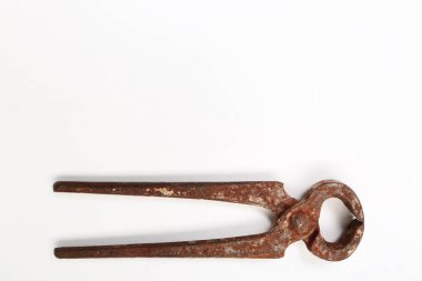 Bir çift paslı meme ucu.