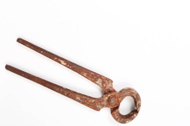 Bir çift paslı meme ucu.