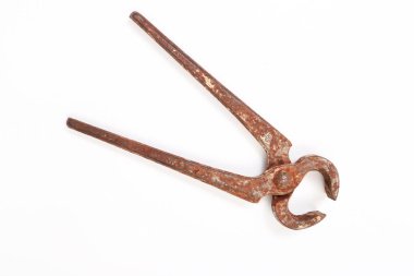 Bir çift paslı meme ucu.