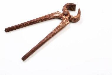 Bir çift paslı meme ucu.