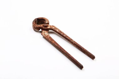 Bir çift paslı meme ucu.