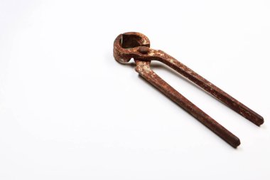 Bir çift paslı meme ucu.