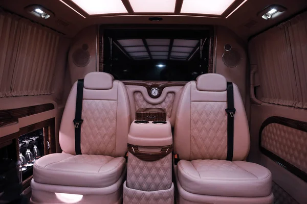 Luxo Moderno Carro Rosa Interior — Fotografia de Stock