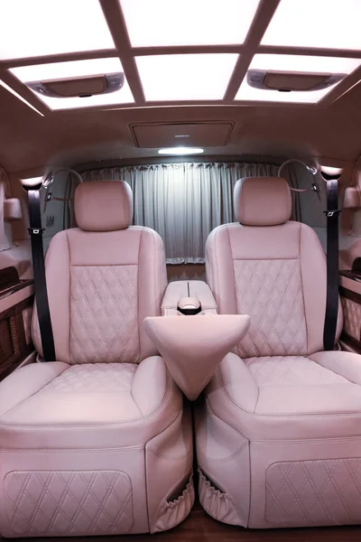 Luxusní Moderní Růžový Interiér Vozu — Stock fotografie