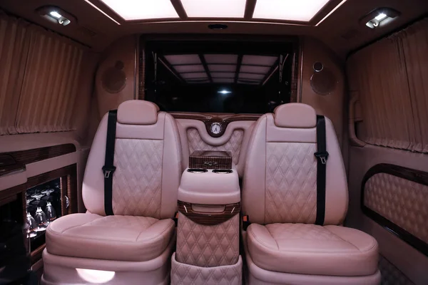 Luxusní Moderní Růžový Interiér Vozu — Stock fotografie