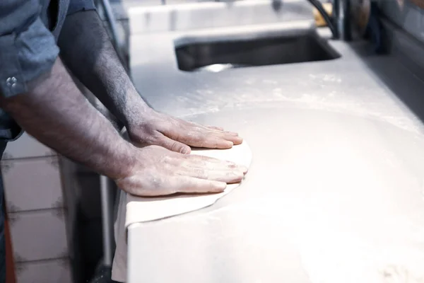 Pizzabäcker Legte Soße Großküche Auf Sockel — Stockfoto