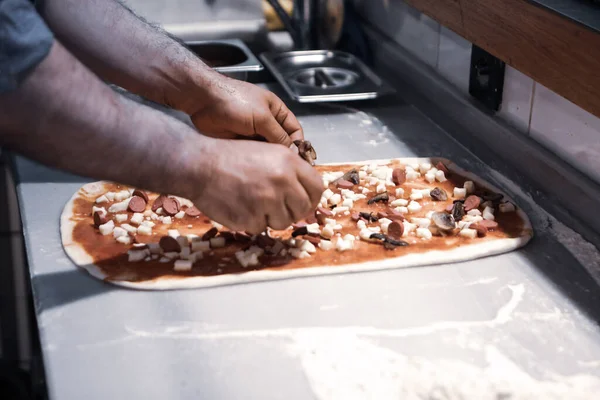 Pizzabäcker Legte Soße Großküche Auf Sockel — Stockfoto