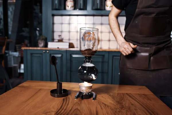 Barista Brüht Kaffee Der Kaffeestube — Stockfoto