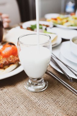 Türk Ayran içmek veya Kefir / ayran yoğurt ile yapılan.