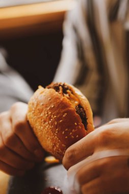 Taze sebzeli ev yapımı hamburger.
