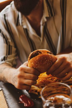 Taze sebzeli ev yapımı hamburger.