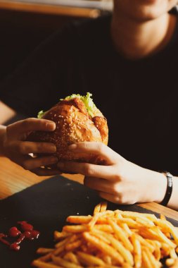 Taze sebzeli ev yapımı hamburger.
