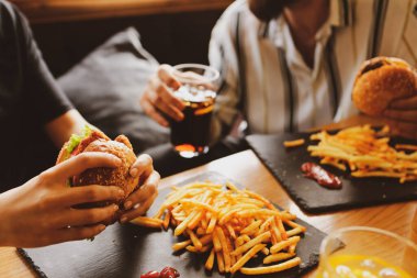 Taze sebzeli ev yapımı hamburger.