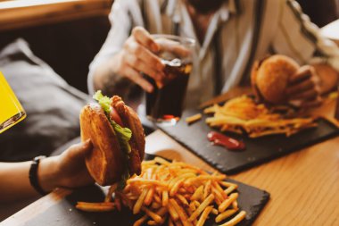 Taze sebzeli ev yapımı hamburger.