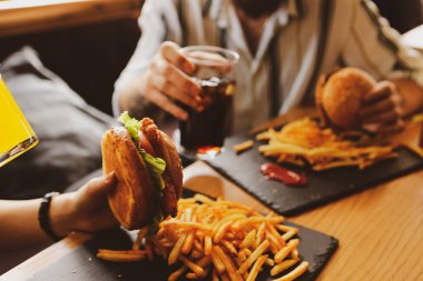 Taze sebzeli ev yapımı hamburger.