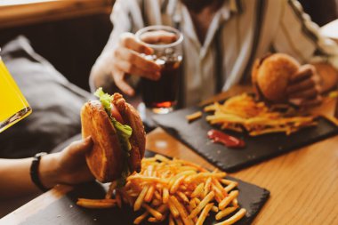 Taze sebzeli ev yapımı hamburger.