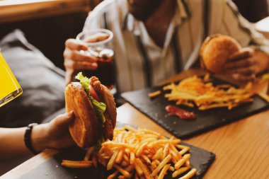 Taze sebzeli ev yapımı hamburger.