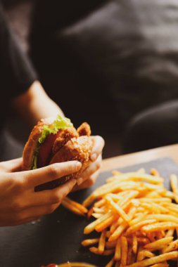 Taze sebzeli ev yapımı hamburger.