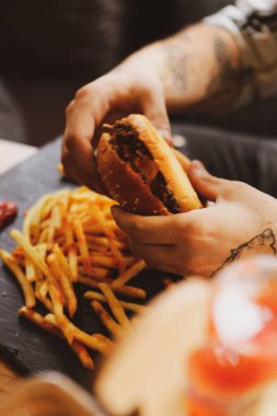 Taze sebzeli ev yapımı hamburger.