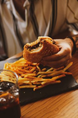 Taze sebzeli ev yapımı hamburger.