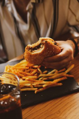 Taze sebzeli ev yapımı hamburger.