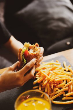 Taze sebzeli ev yapımı hamburger.