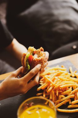 Taze sebzeli ev yapımı hamburger.