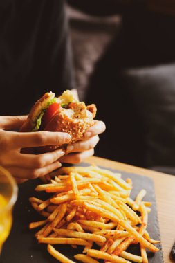 Taze sebzeli ev yapımı hamburger.