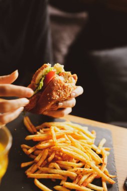 Taze sebzeli ev yapımı hamburger.