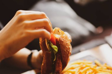 Taze sebzeli ev yapımı hamburger.