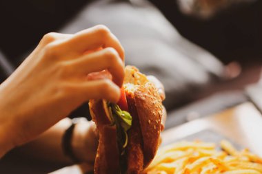 Taze sebzeli ev yapımı hamburger.