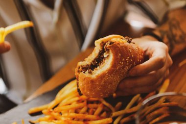 Taze sebzeli ev yapımı hamburger.