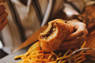 Taze sebzeli ev yapımı hamburger.