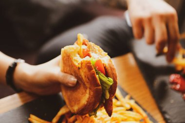 Taze sebzeli ev yapımı hamburger.