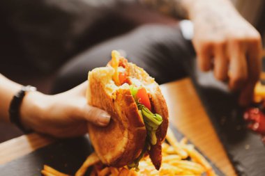 Taze sebzeli ev yapımı hamburger.