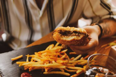 Taze sebzeli ev yapımı hamburger.