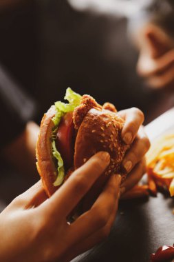 Taze sebzeli ev yapımı hamburger.