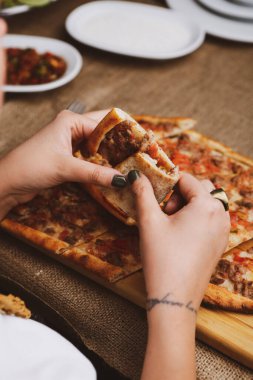 Geleneksel Türkçe fırında pide. Türk pizzası, Orta Doğu aperatifleri. Türk mutfağı. Et ile doldurulmuş çam