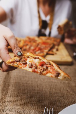 Geleneksel Türkçe fırında pide. Türk pizzası, Orta Doğu aperatifleri. Türk mutfağı. Et ile doldurulmuş çam