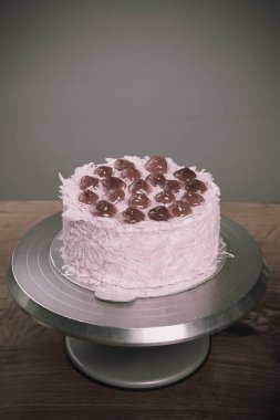 Masada lezzetli bir pasta var.