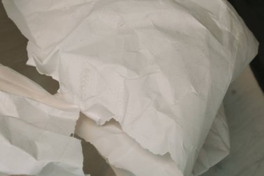 Beyaz buruşmuş kağıt arkaplan grunge doku arkaplanı