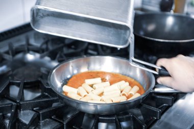 soba yangın pişirme makarna ile pota