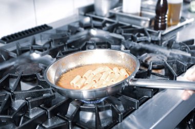 soba yangın pişirme makarna ile pota